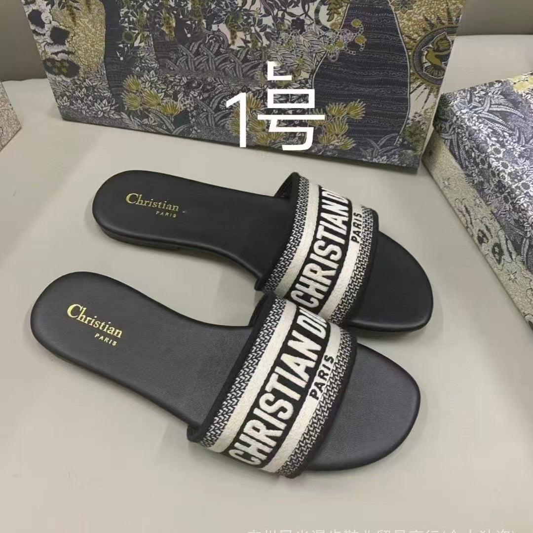 Christian Dior Slippers - כפכפי דיור